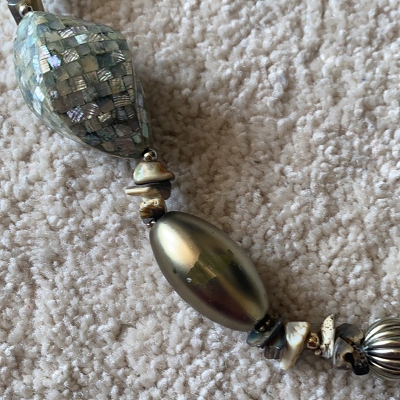 Vintage mixed lucite, bead, shell necklace - Picture 4 of 6